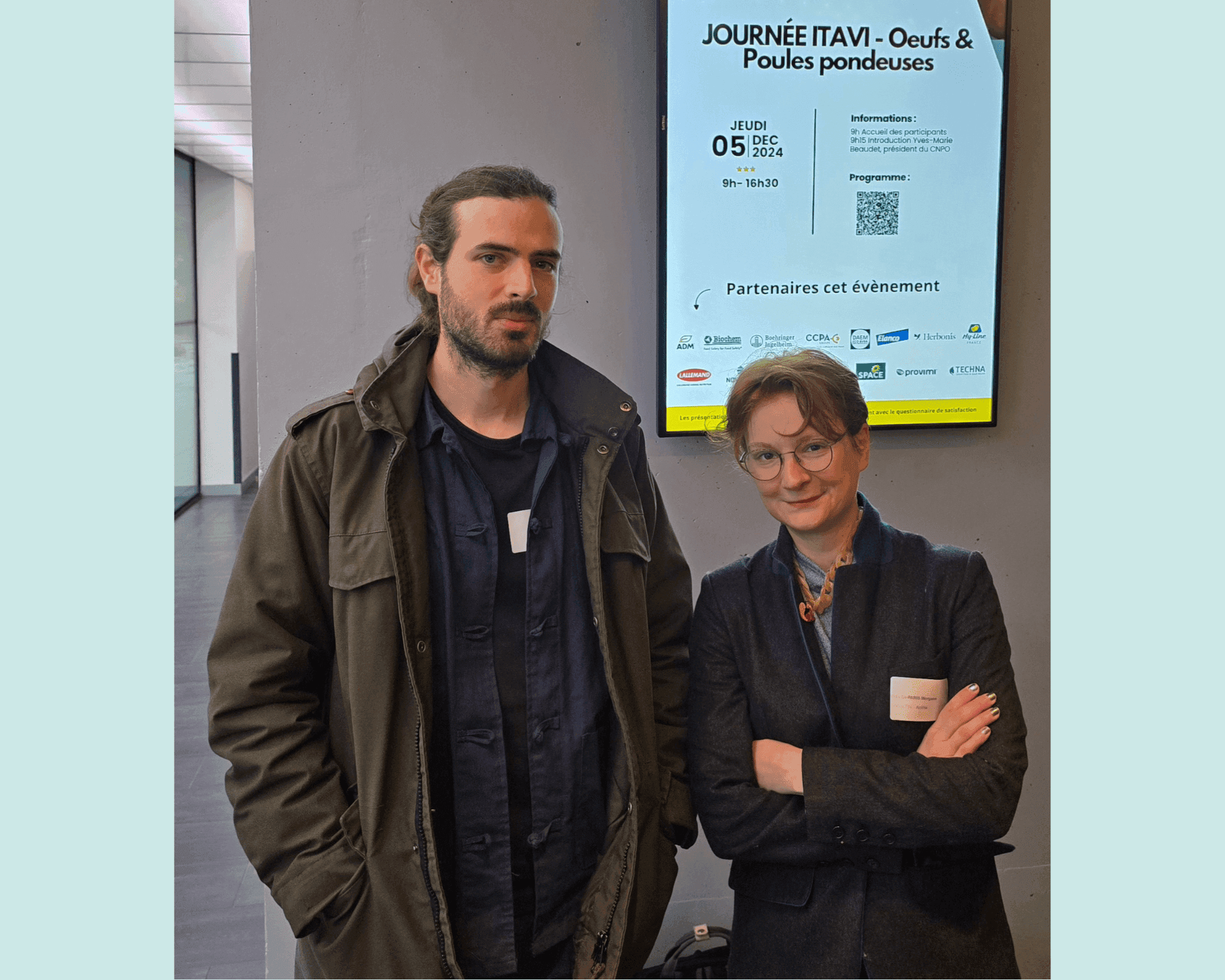 Cyril et Morgane (Anima) posent devant l'affiche du salon ITAVI
